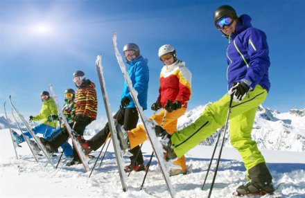 帽子廠家：滑雪應(yīng)該戴什